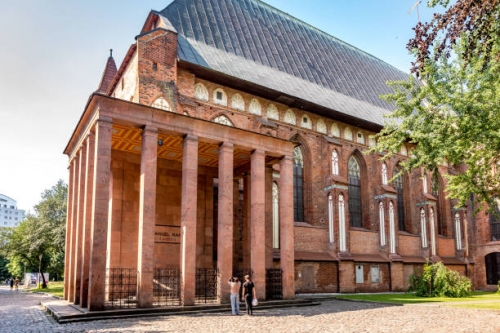 mausoleum-und-grab-von-immanuel-kant-in-kaliningrad-290367239.jpg