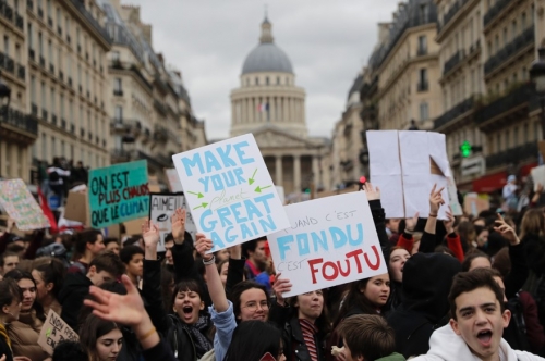 manifestent-participent-a-la-marche-pour-le-climat-a-paris-le-15-mars-2019.jpg