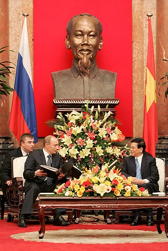 Putin_in_Vietnam_in_2006-2.jpg