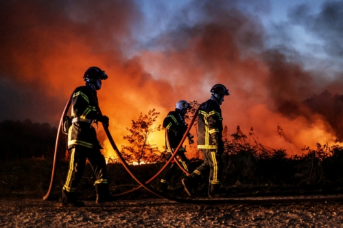 1525878-les-pompiers-tentent-de-maitriser-un-incendie-de-foret-a-louchats-dans-le-sud-ouest-de-la-france-le-17-juillet-2022.jpg