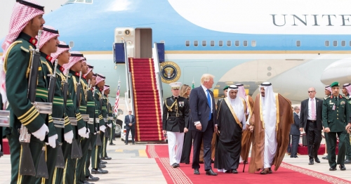 170520-donald-trump-saudi-arabia-arrival-se-909a_efd223a4f638853f77aabba943100953.nbcnews-fp-1200-630-3014589241.jpg