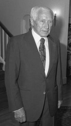 Bundesarchiv_B_145_Bild-F073370-0006,_Bad_Godesberg,_Ernst_Jünger_(cropped).jpg