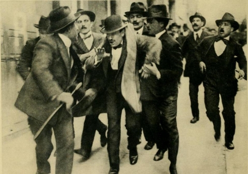 Mussolini_arresto_comizio_1915.JPG