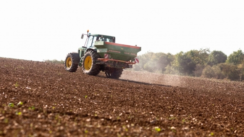 Epandage-d-engrais-de-fond-sur-sol-nu-avant-les-semis-d-automne-France-2246746-1780608256.jpg