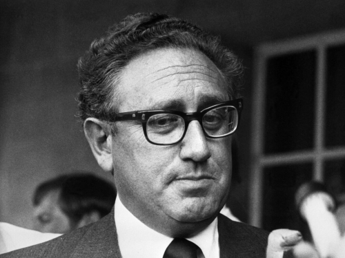 Le secrétaire d'État américain Henry Kissinger, le 25 mars 1974 à Tel Aviv. (AFP).jpg