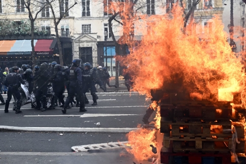 Incidents-lors-de-la-manifestation-a-Paris-le-23-mars-1603362.jpg