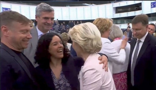 Manon-Aubry-reagit-suite-a-la-polemique-suscitee-par-son-accolade-avec-Ursula-von-der-Leyen-1-1183373516.jpg