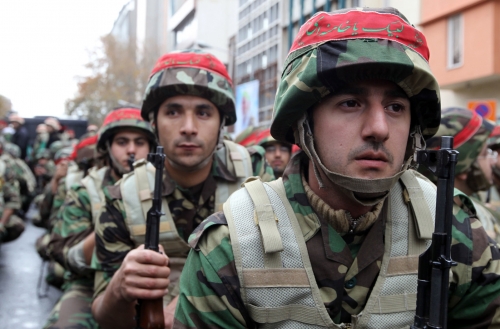 Photo-prise-25-novembre-2011-devant-ancienne-ambassade-americaine-Teheran-montrant-defile-milice-Bassidj-force-paramilitaire-Republique-islamique_0_1399_923.jpg