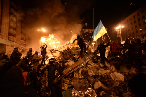 SState_flag_of_Ukraine_carried_by_a_protester_to_the_heart_of_developing_clashes_in_Kyiv,_Ukraine._Events_of_February_18,_2014.jpg