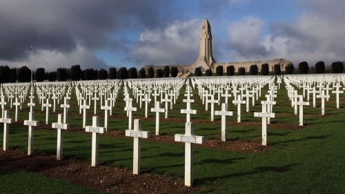 l-ossuaire-de-douaumont-et-le-cimetiere-a-verdun-contenant-les-reste-des-soldats-francais-et-allemands-mort-durant-la-bataille-de-verdun_6164782.jpg