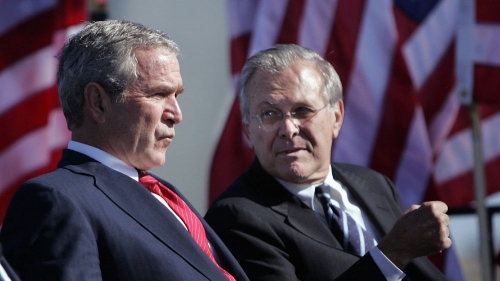 george-w-bush-a-l-epoque-president-americain-et-donald-rumsfeld-alors-secretaire-a-la-defense-a-arlington-en-virginie-le-14-octobre-2006_6313120.jpg