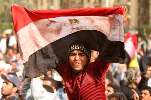 egypte-manifestation-tahrir-drapeau.jpg