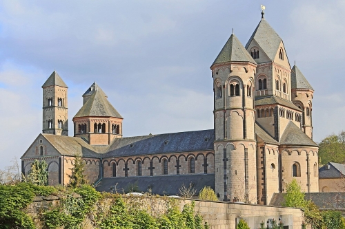 1280px-00_1438_Abteikirche_Maria_Laach-1513230847.jpg