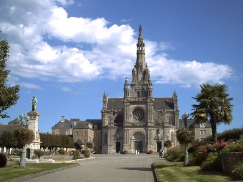 Basilique_Sainte_Anne_d'Auray.jpg