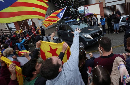 Catalonia-referendum-2017-Spain-Catalan-independence-vote-police-raid-search-1067503.jpg