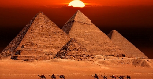 Pyramids-at-Giza-Sun-780x405.jpg