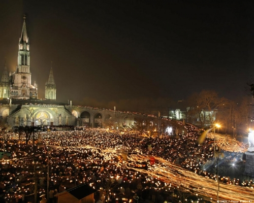 procession-flambeaux-lourdes-parousie-over-blog-fr-3329102631.jpg