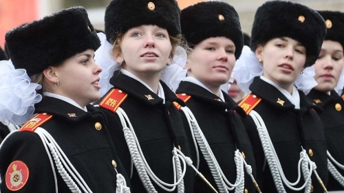 30550788-russische-rekrutinnen-bei-einer-militaerparade-in-moskau-im-jahr-2016-13aacX3cQ8fe-1644327636.jpg