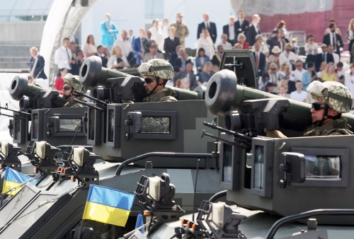 ukrainian-servicemen-are-seen-holding-javelin-anti-tank-news-photo-1639076492.jpg