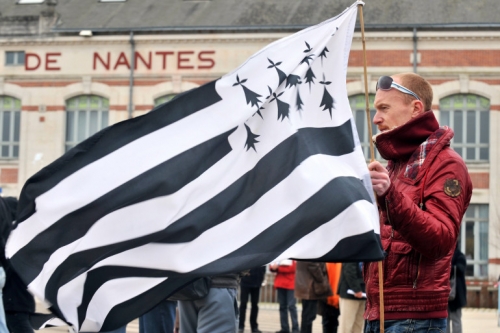 1330695-un-homme-tient-un-drapeau-breton-a-nantes-en-loire-atlantique.jpg