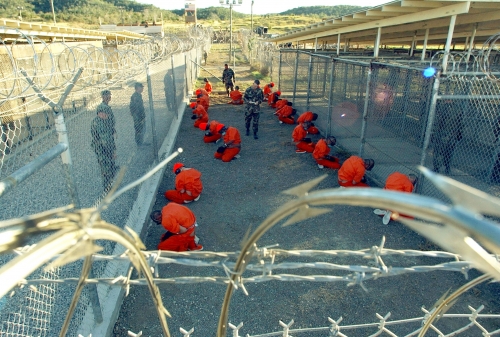 de-eerste-gevangenen-van-guantanamo-zijn-gearriveerd-in-cuba.jpg