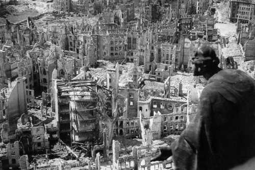 2-weltkrieg-dresden-nach-bombenangriffen-1945-zerstoerung-data-836208733.jpg