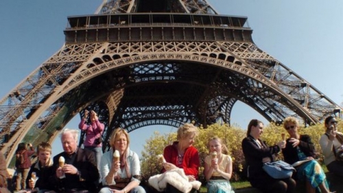 des-touristes-mangent-des-glaces-devant-la-tour-eiffel-a-paris_1054455.jpg