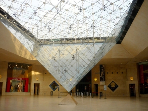 Pyramide-inversee-Louvre.jpg