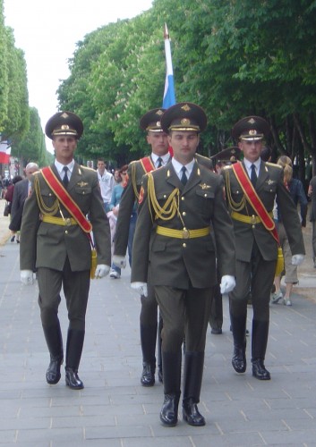 Russian_soldiers_on_the_Champs_Elysees_DSC03310.jpg