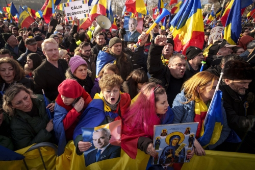 des-manifestants-soutenant-le-candidat-d-extreme-droite-calin-georgescu-photo-sipa-ap-andreea-alexandru-1736512464.jpg