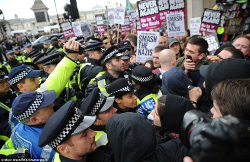 3ED5EB5200000578-4370910-Britain_First_and_the_English_Defence_League_rallied_together_in-a-11_1491062541059.jpg