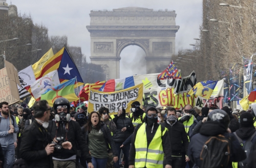 Manifestants-gilets-jaunes-16-2019-Champs-Elysees_1_1398_922-808314298.jpg