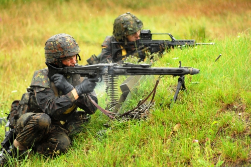 Bundeswehr_soldiers_fire_their_weapons.JPG