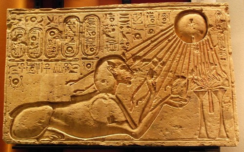 Akhenaten_as_a_Sphinx_(Kestner_Museum).jpg