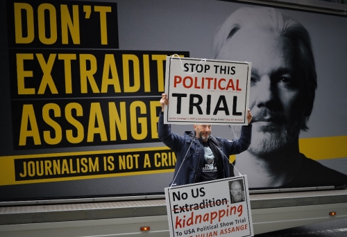 Julian_Assange_Trial_London.jpg