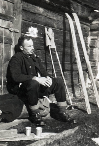 zwart-witfoto-van-hendrik-de-man-met-pijp-rustend-voor-een-hut-na-het-skien-haute-savoie-frankrijk-8-februari-1928-3129396572.jpg