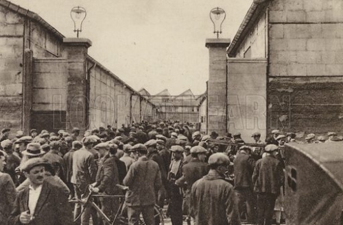 M710627_Paris-La-rentree-des-ouvriers-a-lusine-Renault-Entrance-of-the-workers-at-a-Billancourt-Factory.jpg