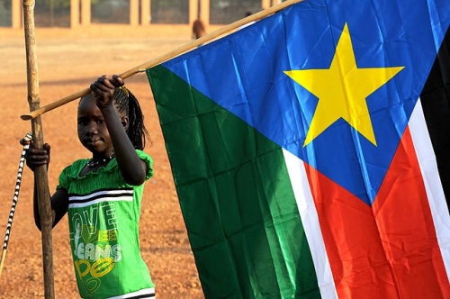 640px-A_young_girl_hangs_the_South_Sudan_flag_5925619011-1.jpg