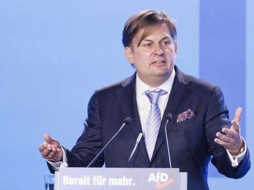 32350795-maximilian-krah-bei-seiner-vorstellungsrede-als-afd-spitzenkandidat-fuer-die-europawahl-der-afd-europawahlversammlung-in-der-messe-magdeburg-2ue9.jpg