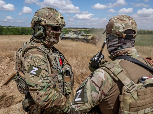 29462511-zwei-russische-soldaten-der-odessa-brigade-stehen-auf-einem-feld-in-der-ukrainischen-region-cherson-1tgOWlDedMe9.jpg
