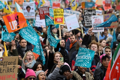 2023-02-01T135252Z_1305218351_RC2D2Z9NCP6C_RTRMADP_3_BRITAIN-STRIKE-PROTEST-3759885995.jpg