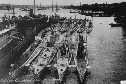 1280px-U-Boote_Kiel_1914.jpg