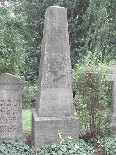 Fichtes_Grabstein_auf_dem_Dorotheenstädtischen_Friedhof.jpg