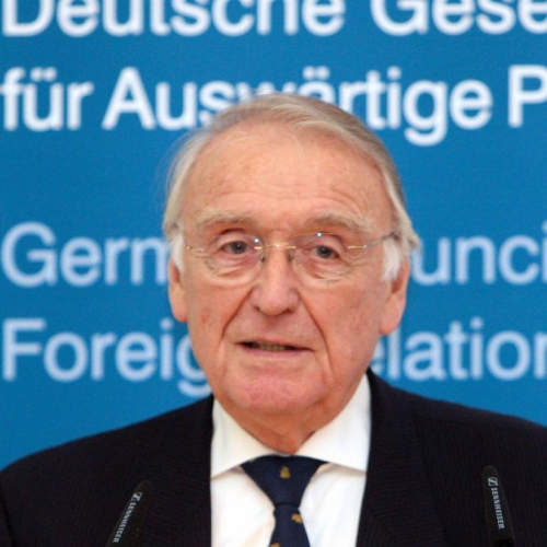 prof-dr-dr-h-c-karl-kaiser-am-25-98-2012-in-der-dgap-e-v.jpeg