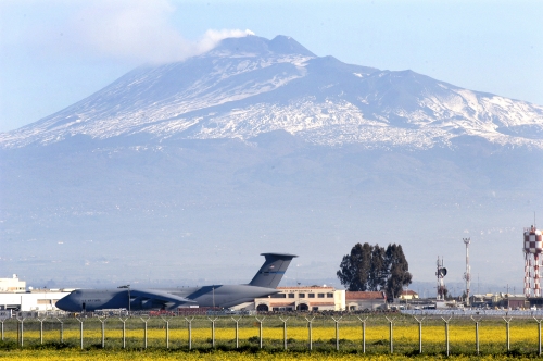US_Navy_030325-N-9693M-001_Sicily's_volcano,_Mt._Etna,_is_the_backdrop_for_a_U.S._Air_Force_C-5_and_the_air_terminal_of_Naval_Air_Station_(NAS)_Sigonella.jpg