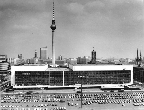 Bundesarchiv_Bild_183-1986-0424-304,_Berlin,_Palast_der_Republik.jpg