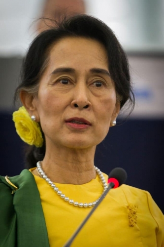 Remise_du_Prix_Sakharov_à_Aung_San_Suu_Kyi_Strasbourg_22_octobre_2013-18-683x1024-130189930.jpg