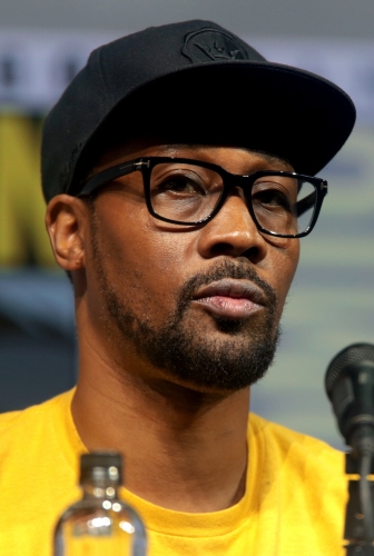 RZA_speaking_at_the_2018_San_Diego_Comic_Con_International_(cropped).jpg