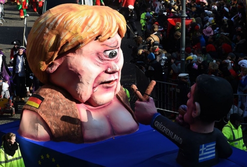 angela-merkel-face-a-alexis-tsipras-carnaval-de-dusseldorf-16-fevrier-2015_5214195.jpg