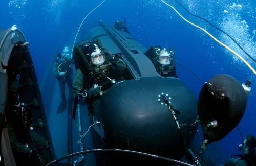 US_Navy_050505-N-3093M-007_Members_of_SEAL_Delivery_Vehicle_Team_Two_(SDVT-2)_prepare_to_launch_one_of_the_team's_SEAL_Delivery_Vehicles_(SDV)_from_the_back_of_the_Los_Angeles-class_attack_submarine_USS_Philadelphia_(SSN_690).jpg